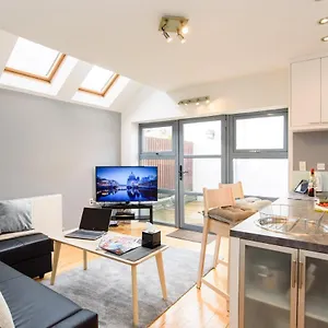 Retreat, 2 Bed House With Cloudstream Hot Tub , Cardiff United Kingdom